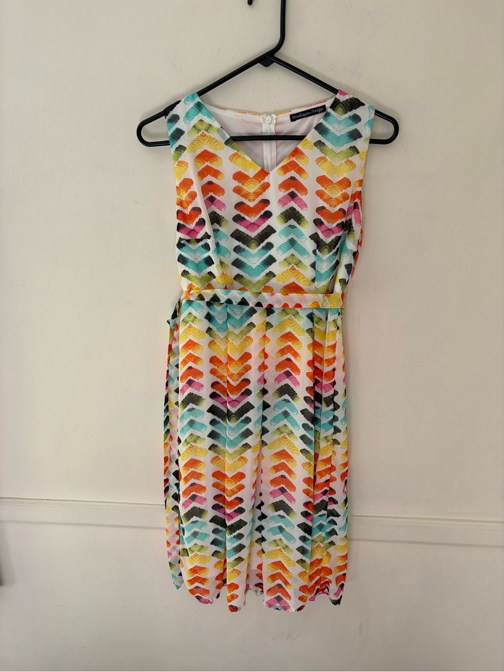 Madison Paige Women’s Vibrant Colored Shift. Dress - V Neck- Lined  Sz M
